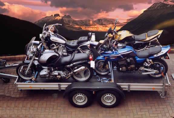 Autotransporter mit Auflaufbremse und Seilwinde